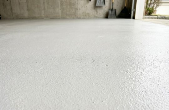 Jasnoszara, teksturowana podłoga w kolorze RAL 7047. Powierzchnia ma delikatną, antypoślizgową fakturę